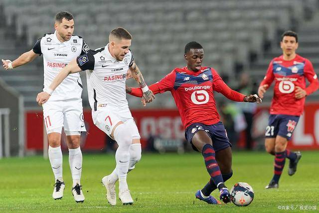 劳森18+15新疆胜青岛 王睿泽20分齐麟17+6