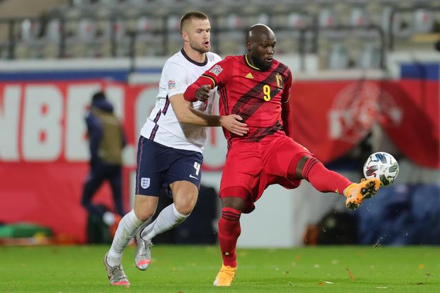 维尼修斯庆祝当选年度最佳球员 把World拼成word