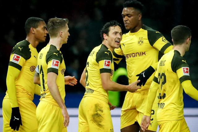 维尼修斯庆祝当选年度最佳球员 把World拼成word